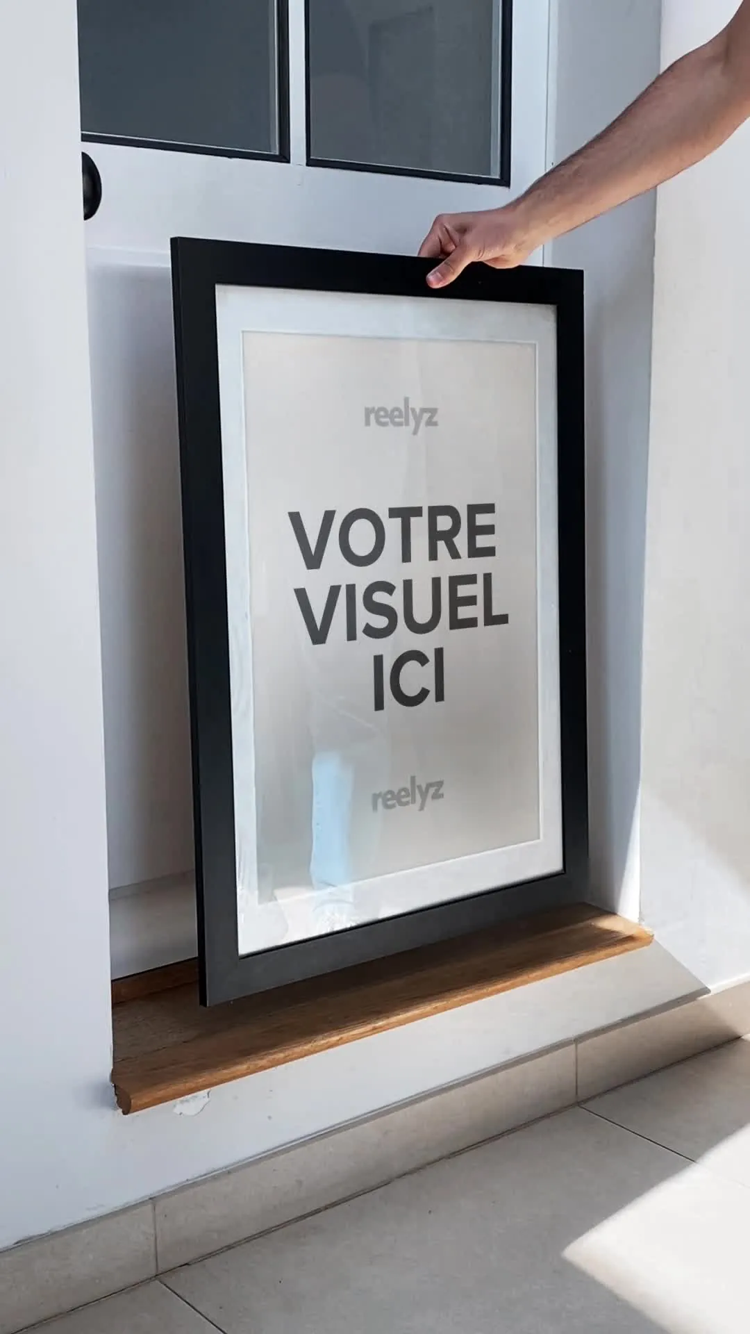 Miniature de la vidéo Affiche posée devant une porte, lumière naturelle & contraste élégant