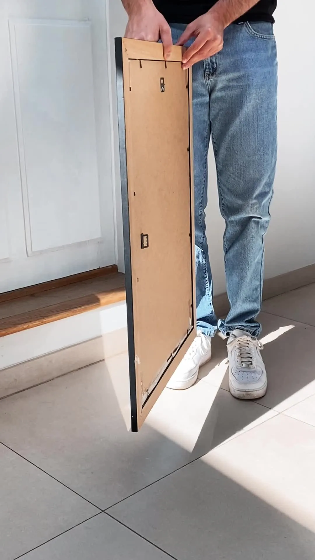 Miniature de la vidéo Mockup en mouvement, affiche dans un intérieur lumineux