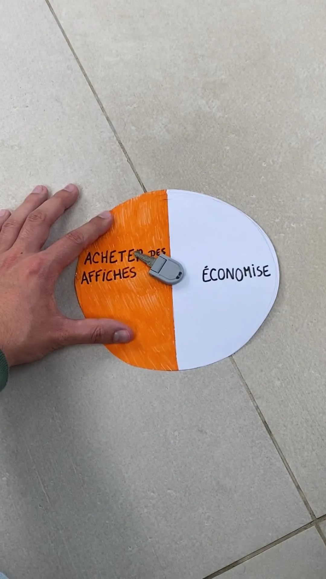 Miniature de la vidéo La roue du destin : acheter des affiches ou économiser ?