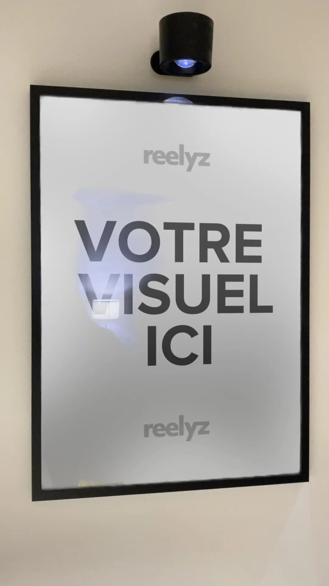 Miniature de la vidéo Poster rétro-éclairé ambiance galerie & lumière bleutée