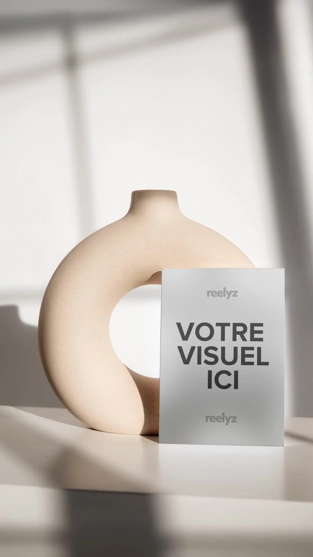 Miniature de la vidéo Poster minimaliste, lumière tranchée & déco design
