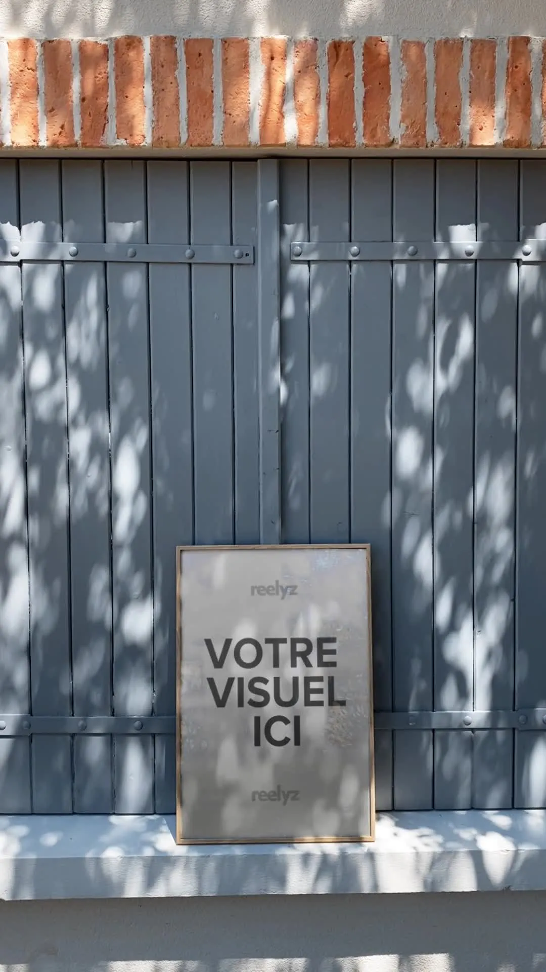 Miniature de la vidéo Affiche en façade, ambiance du sud, ombres naturelles