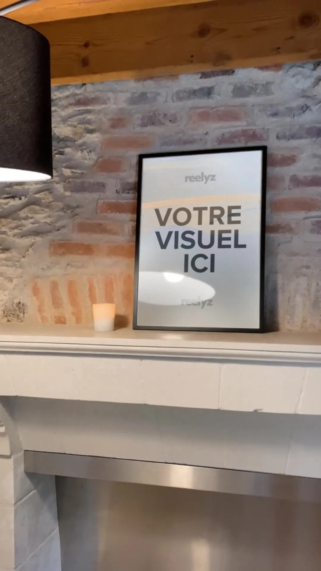 Miniature de la vidéo Affiche cosy au coin du feu briques & lumière tamisée