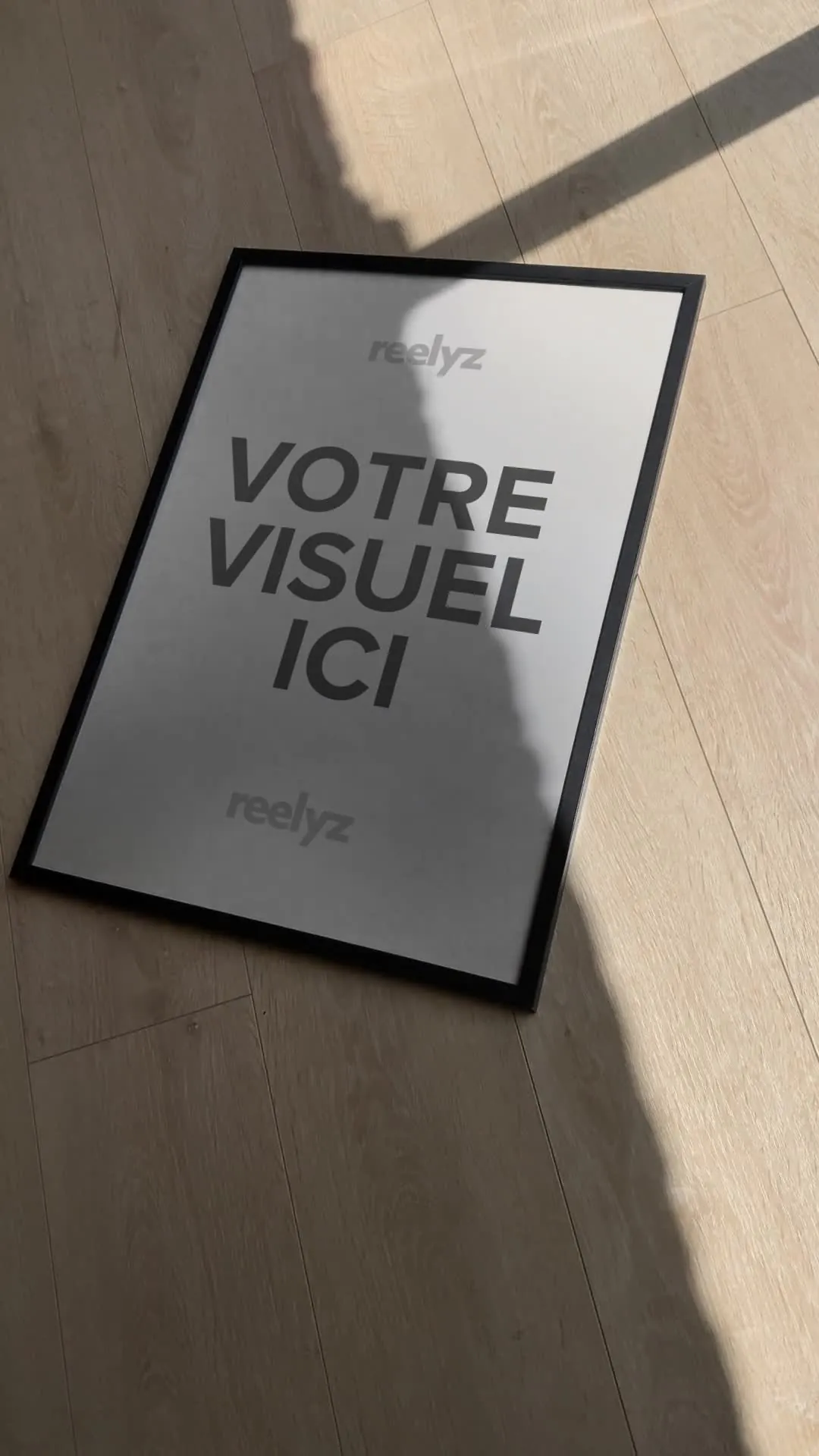 Miniature de la vidéo Affiche au sol contraste net & lumière graphique